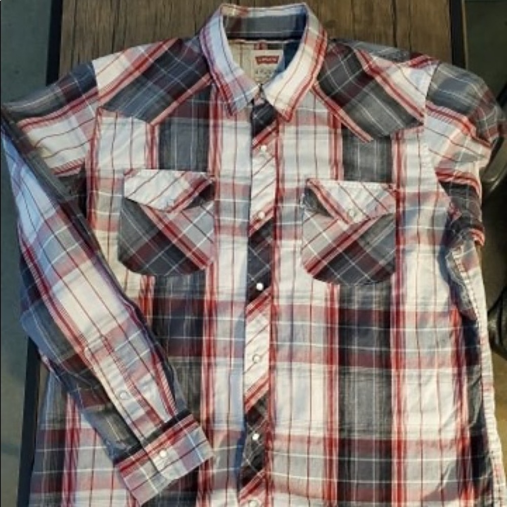 Men’s Levi’s long sleeve plaid shirt.